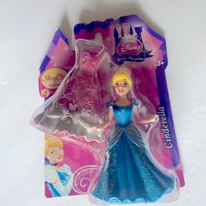 Disney Princess Little Kingdom Magiclip 4” Doll. Doll w/Dresses. 2012